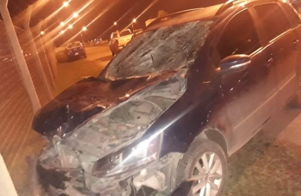 Fuerte choque entre un auto y una moto cerca del aeropuerto: dos heridos graves