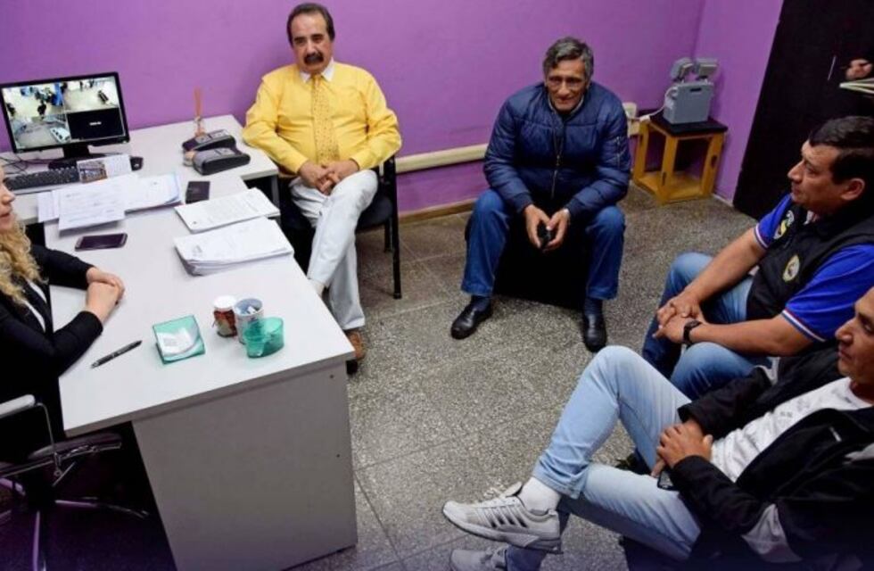 Reunión entre director de transporte público y el gremio de taxistas