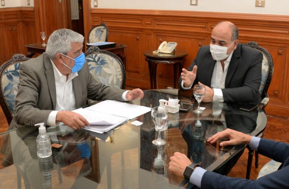 Manzur confirmó la suspensión de los aumentos del agua y la luz para el 2021