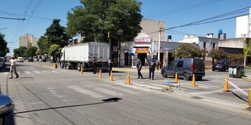Una mujer fue atropellada por un camión\u002E