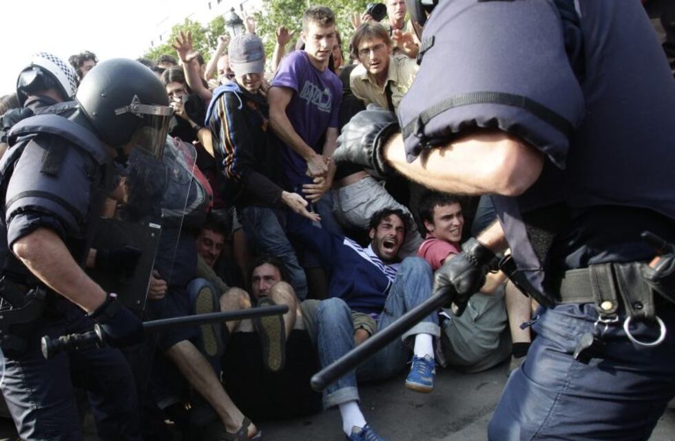 Cataluña presiona con un "paro" y pide "mediación internacional" tras la represión policial del referéndum