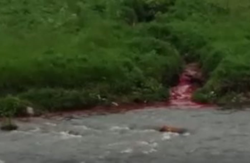 En puente Cantón, pintura cae por desagüe al Río Suquía