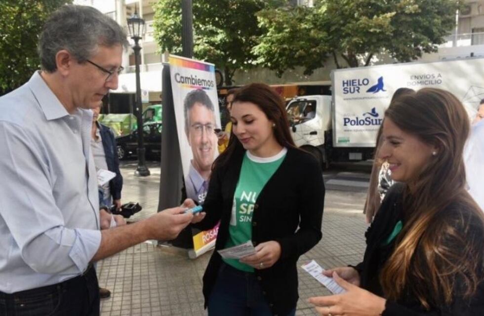 Polémica por un precandidato de Cambiemos que reparte gas pimienta a mujeres