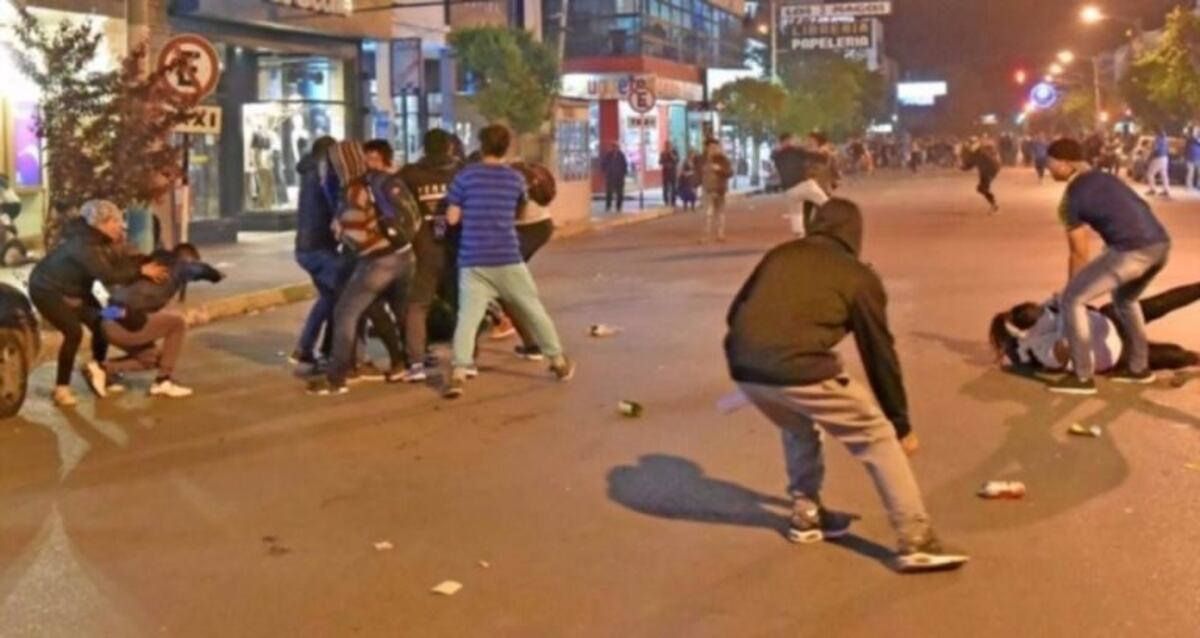 Unas 50 personas se enfrentaron con policías uniformados y otros de civil\u002E Fotos: Diario Jornada\u002E