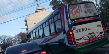 Un chofer de colectivo fue increpado por un policía en medio de un operativo, y lo escrachó con su teléfono\u002E