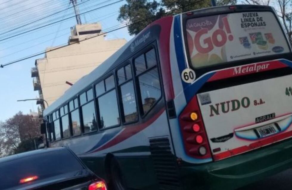 Un chofer de colectivo escrachó a un policía que le tiró su celular durante un operativo