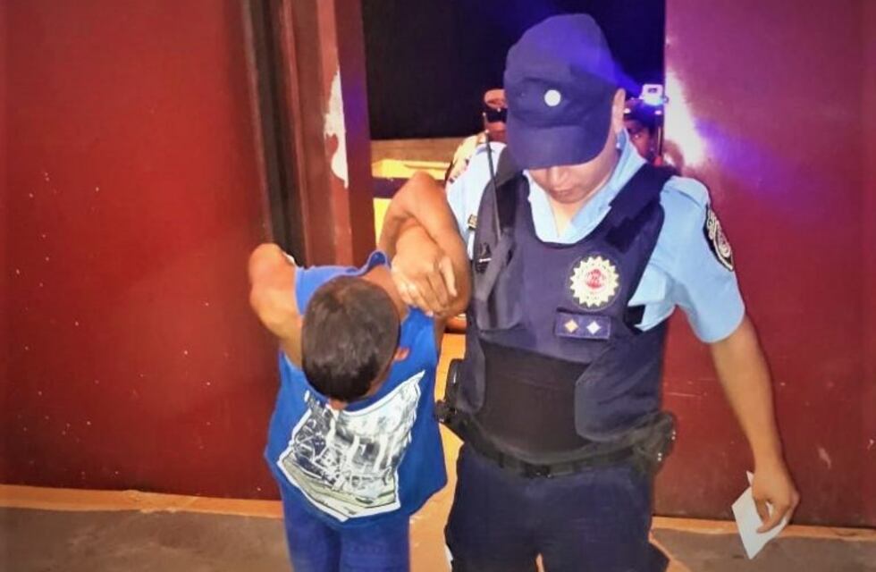 Lo detuvieron por robarle un perfume a vendedor senegalés