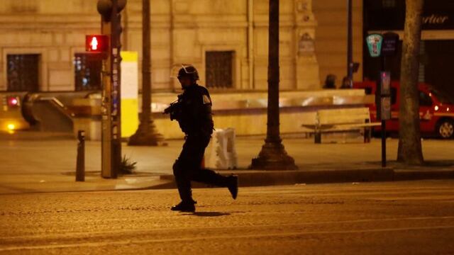 PAR01. PARu00cdS (FRANCIA), 20/04/2017.- Miembros de la Policu00eda francesa custodian la zona hoy, jueves 20 de abril de 2017, luego de que se registrara un tiroteo, en el que un oficial de policu00eda fue asesinado junto con su atacante, al mismo tiempo que otro oficial resultu00f3 herido, en los Campos Elu00edseos, en Paru00eds (Francia). El autor del tiroteo que provocu00f3 hoy la muerte de un policu00eda en los parisienses Campos Elu00edseos tenu00eda como objetivo a los agentes que patrullaban en la zona, indicu00f3 el portavoz del Ministerio francu00e9s del Interior, Pierre-Henri Brandet. EFE/IAN LANGSDON