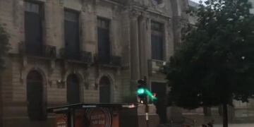 Una fuerte tormenta se desató sobre Rosario a primera hora del día\u002E (@julianabdala)