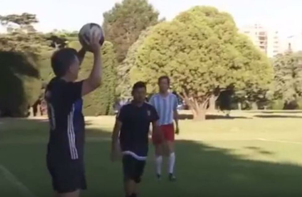 Viral: Así sacó un lateral Macri durante un partido de fútbol