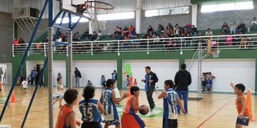 A puro doble en el encuentro de Mini Básquet