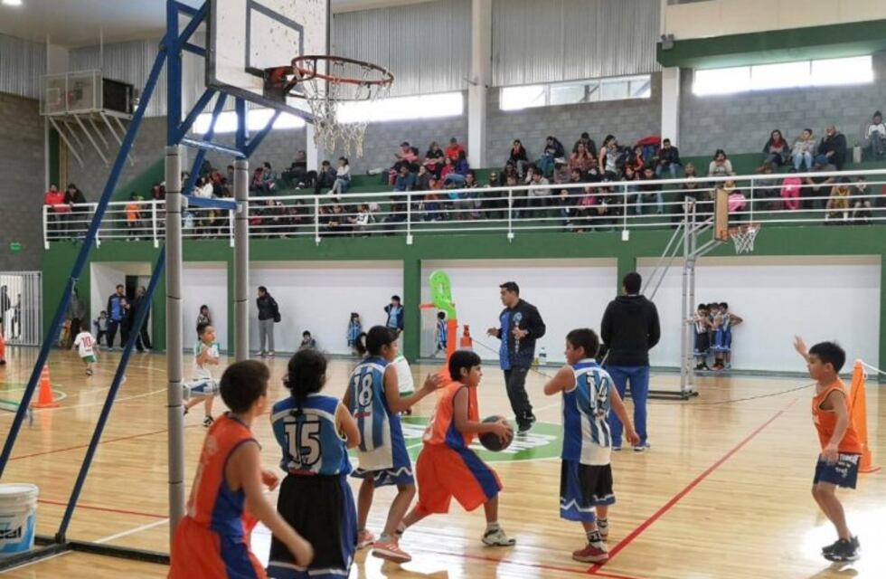 A puro doble en el encuentro de Mini Básquet
