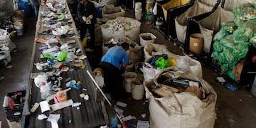 Cartoneros solidarios: fabrican útiles escolares con telgopor reciclado (Foto: Clarín)