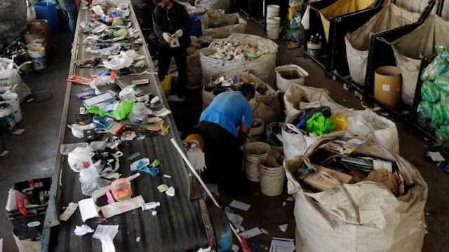 Cartoneros solidarios: fabrican útiles escolares con telgopor reciclado (Foto: Clarín)
