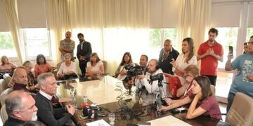 Conferencia de Esteban Avilés