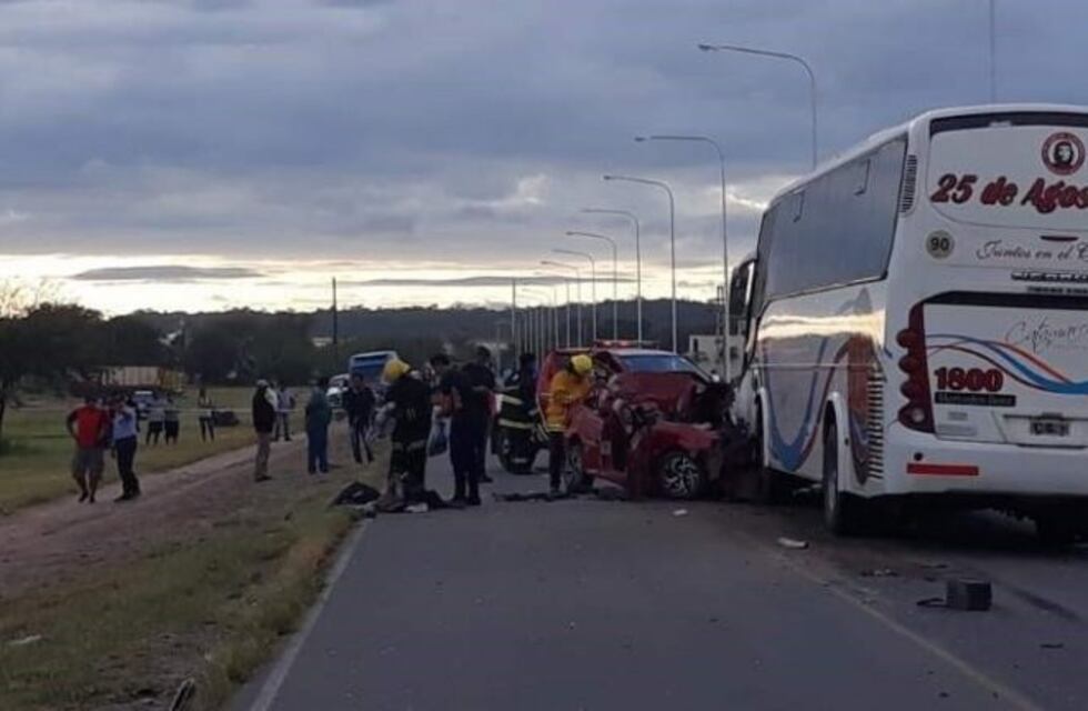 Tres adolescentes pierden la vida en un choque frontal con un ómnibus