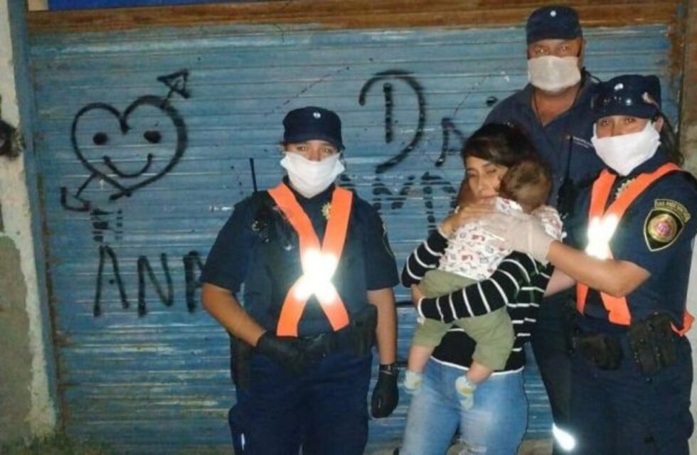 Bebé salvado de morir asfixiado por la ayuda de tres policías