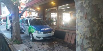 Milagroso: un patrullero chocó y casi se mete dentro de un café tradicional de Mar del Plata (Foto: El Marplatense)