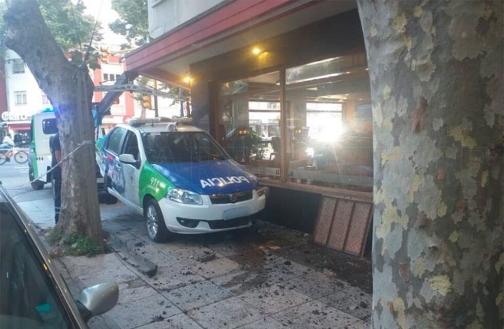 Milagroso: un patrullero chocó y casi se mete dentro de un café tradicional de Mar del Plata