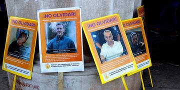 AME9630\u002E MENDOZA (ARGENTINA), 25/11/2019\u002E- Detalle de cartele usados por familiares, víctimas y grupos de apoyo, que se manifiestan a las afueras de la corte hoy, lunes mientras se lleva a cabo una audiencia en el Tribunal Penal Colegiado Nº2 de Mendoza\u002E La última audiencia comenzó hoy, en el juicio por el caso por abuso y corrupción de menores sordos del instituto Antonio Próvolo, que involucra a miembros de la iglesia católica\u002E EFE/Diego Parés