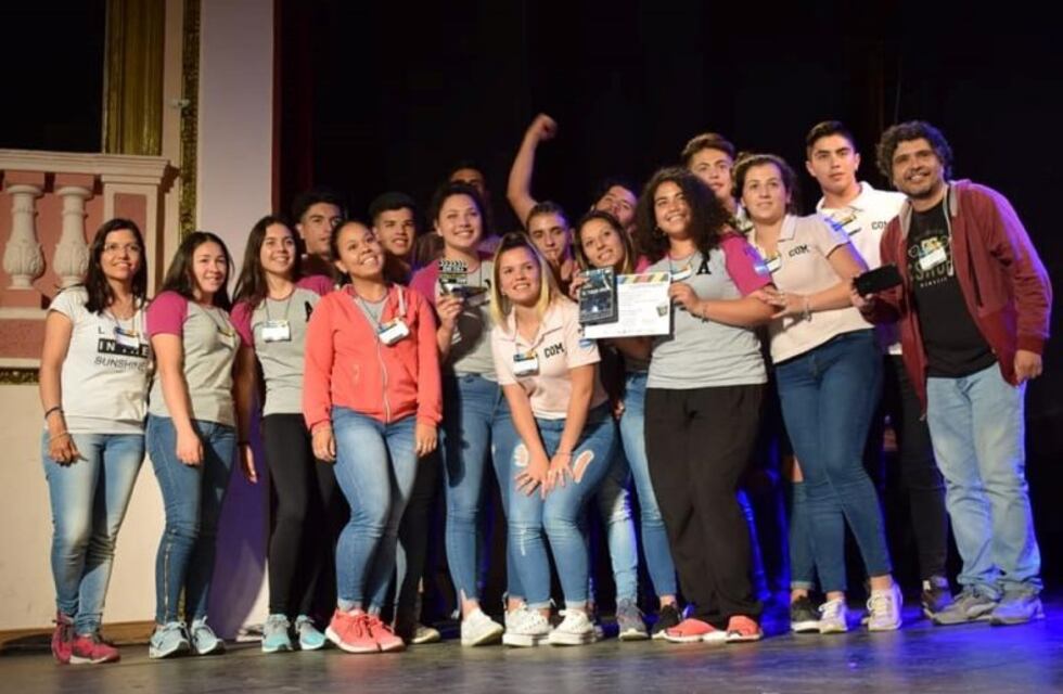 Decidieron tener clases en el Día del Estudiante para participar de un concurso, y terminaron ganando en el Cine Tiza