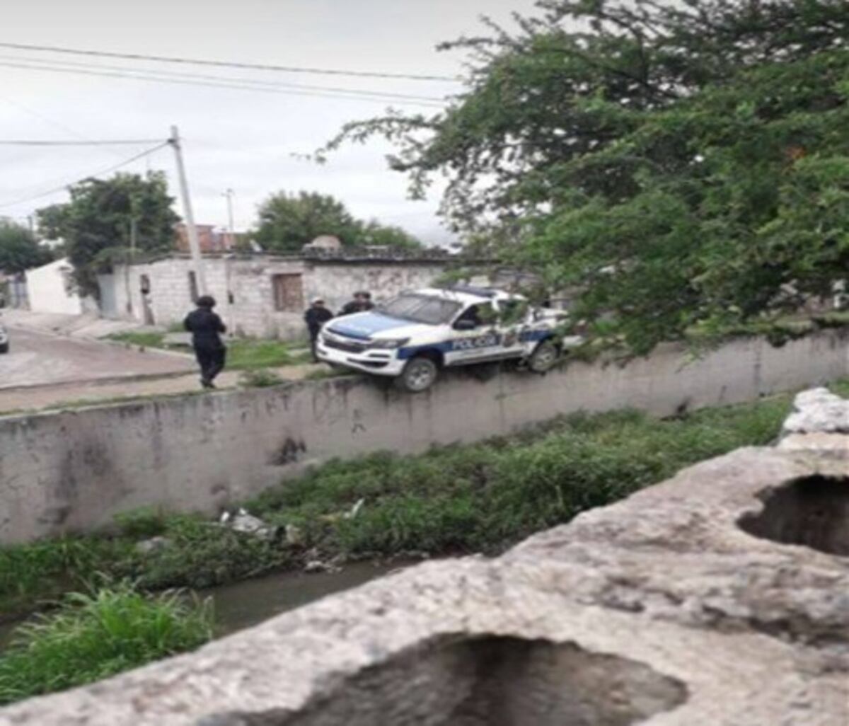 Patrullero varado en el canal\u002E (Prensa Policía de Salta)