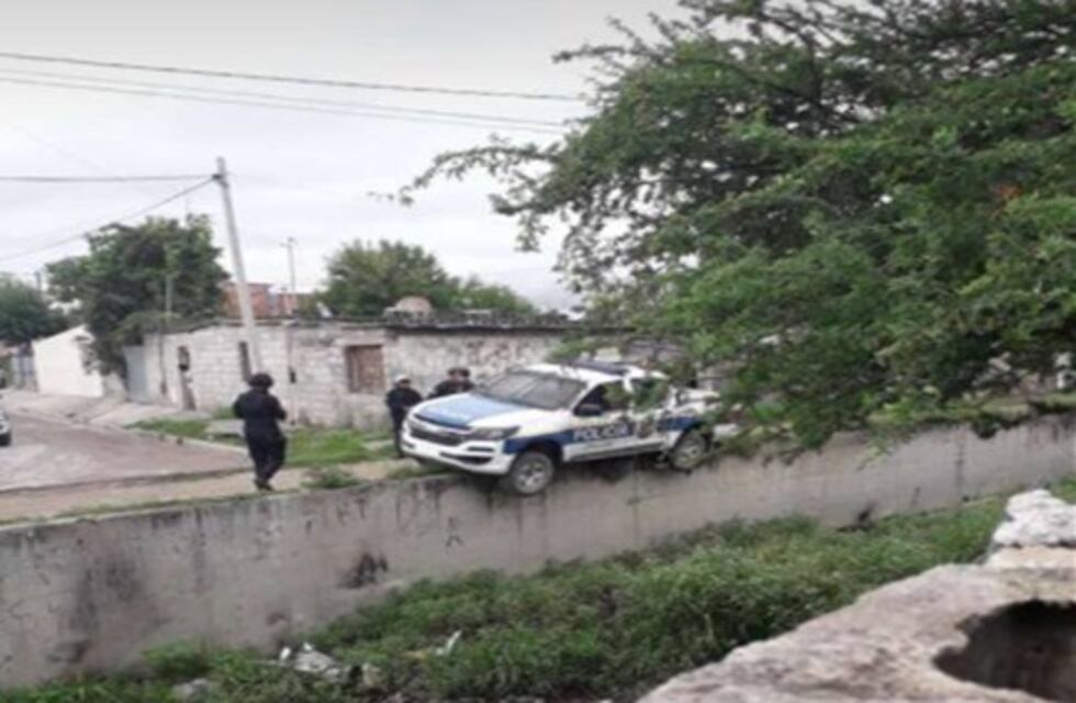 Vecinos agredieron una patrulla luego de la detención de dos hombres