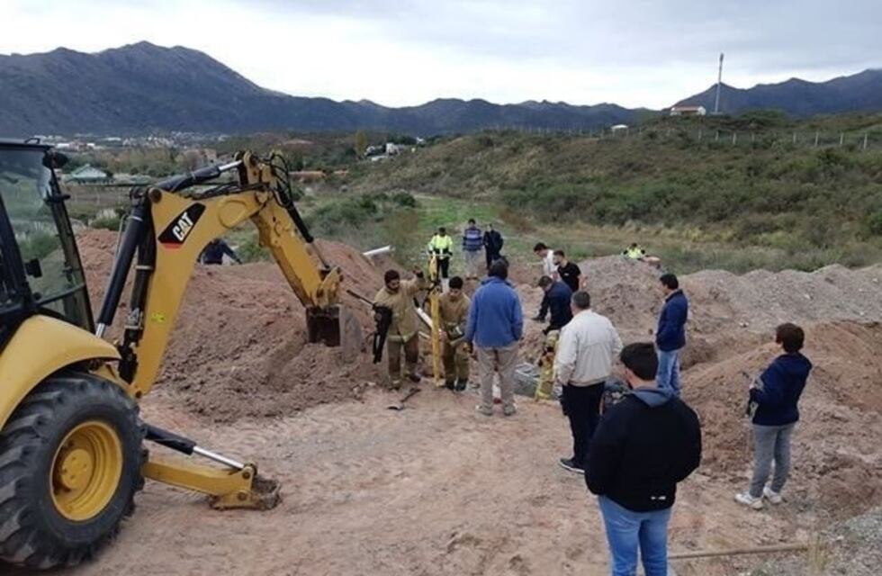 Rescataron a un obrero que había quedado sepultado bajo tierra