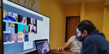 El intendente Martínez encabezó la reunión de este domingo por la noche\u002E