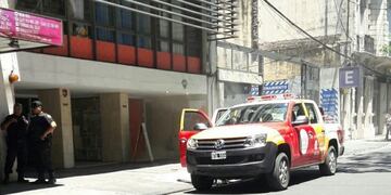 Los bomberos acudieron al lugar y evacuaron a los vecinos