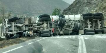 Tras volcar, el transporte casi cae por un barranco\u002E El chofer salió ileso y pudo escapar por sus propios medios de la cabina\u002E