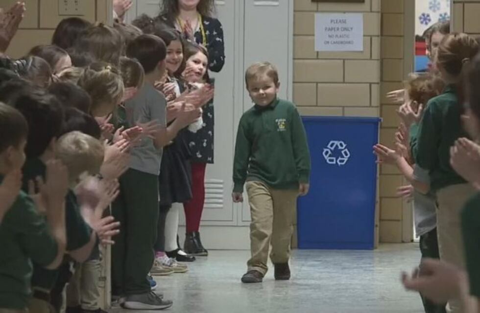 Un nene volvió a la escuela luego de quimioterapia y sus compañeros le dieron una emotiva bienvenida