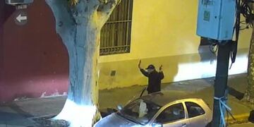 El acusado había destrozado el cristal mientras pasaba junto al vehículo\u002E (@minsegsf)