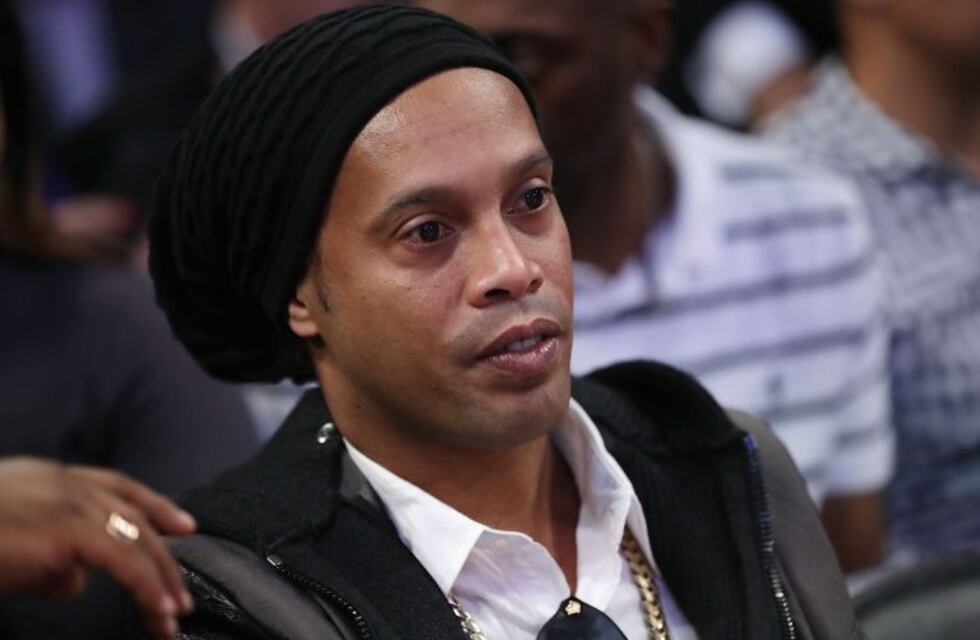 La Justicia brasileña embargó 57 propiedades de Ronaldinho y no le permite salir del país