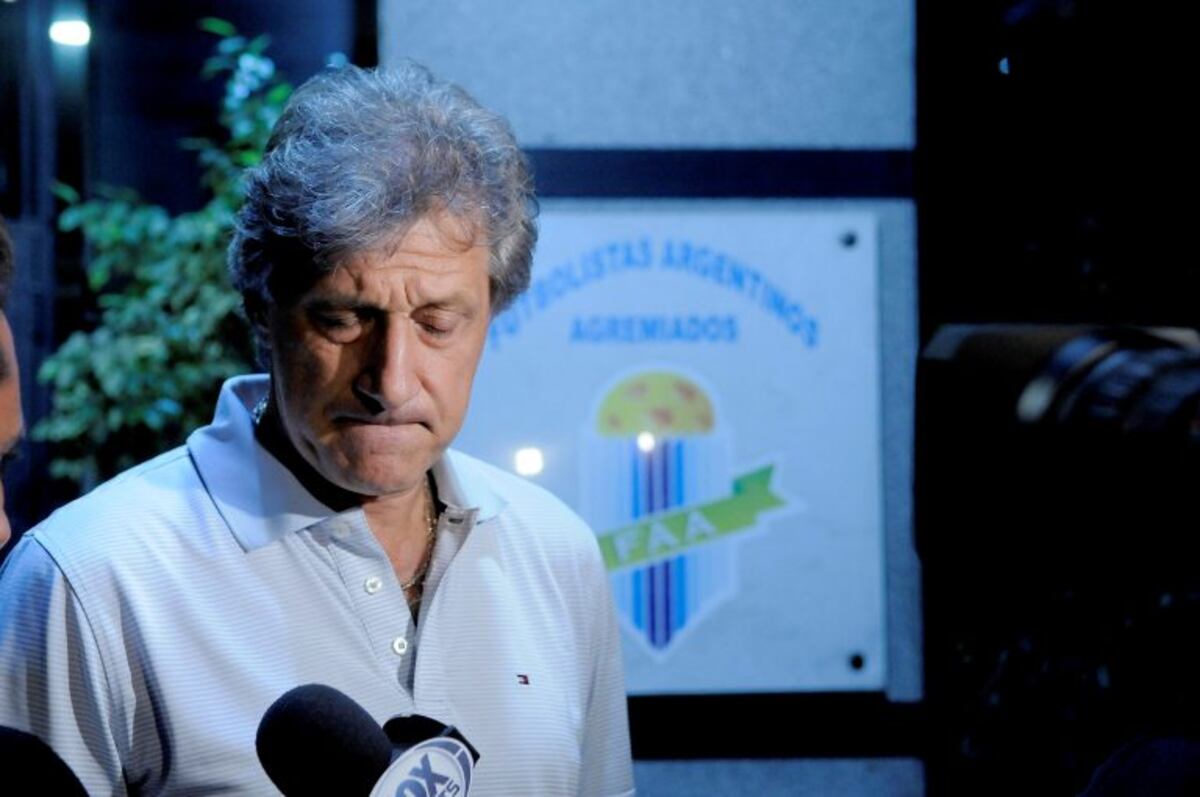 DYN601, BUENOS AIRES 01/03/17, EL TITULAR DE FUTBOLISTAS ARGENTINOS AGREMIADOS, SERGIO MARCHI, DIALOGA CON LOS MEDIOS, LUEGO DE MANTENER UNA REUNION CON DIRIGENTES DEL FUTBOL ARGENTINO, EN LA PUERTA DE LA SEDE DEL GREMIO.nFOTO.DYN/PABLO AHARONIAN.