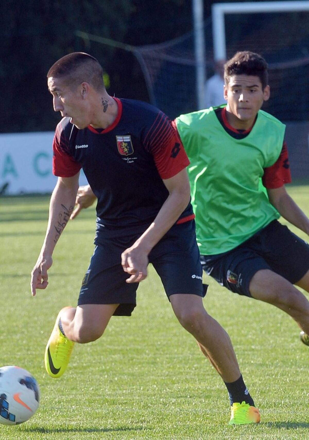 GENOA (ITALIA), 12/09/2013\u002E- El futbolista argentino Ricardo Centurion (i), durante su primer entrenamiento como nuevo jugador del Genoa, en el centro deportivo Gianluca en Genoa, Italia, el 12 de septiembre de 2013\u002E EFE/Luca Zennaro genova italia Ricardo Centurion futbol entrenamiento genova futbol europeo primer entrenamiento del futblista argentino