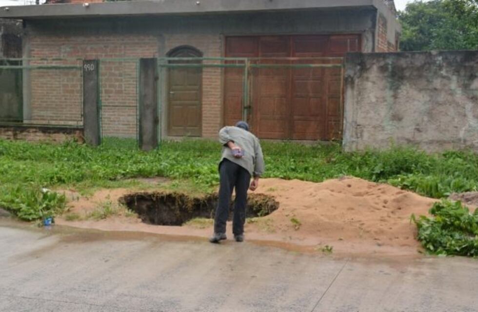 Preocupación por un enorme cráter que se formó en la vereda de una casa