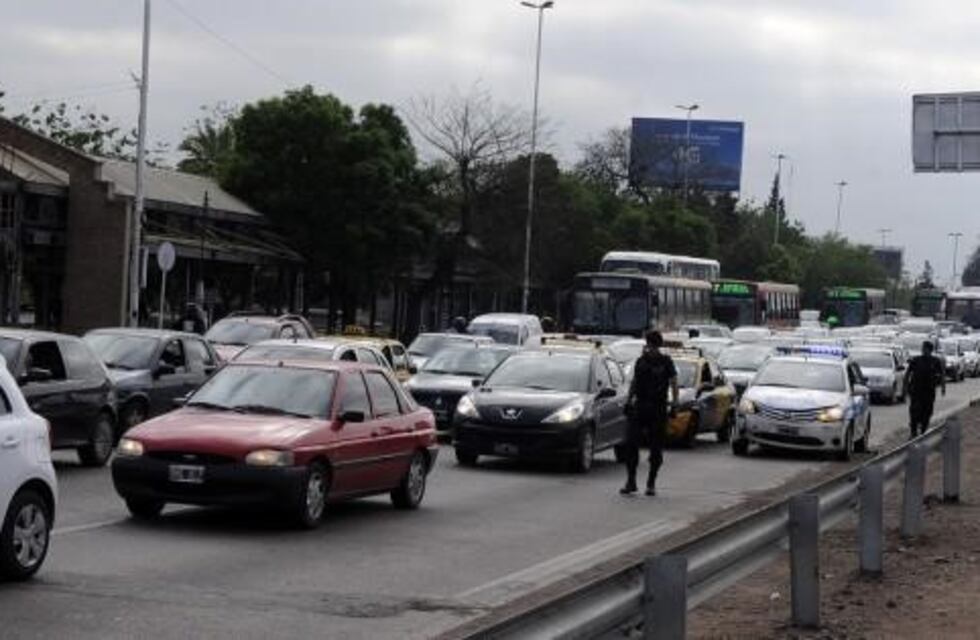 Sigue complicado el tránsito en Vicente Zapata y Alem