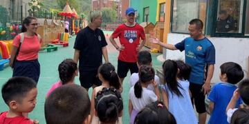 Lorenzo Meinberg, profesor de educación física, en plena actividad en la República Popular de China (Prensa Municipalidad de Rafaela)
