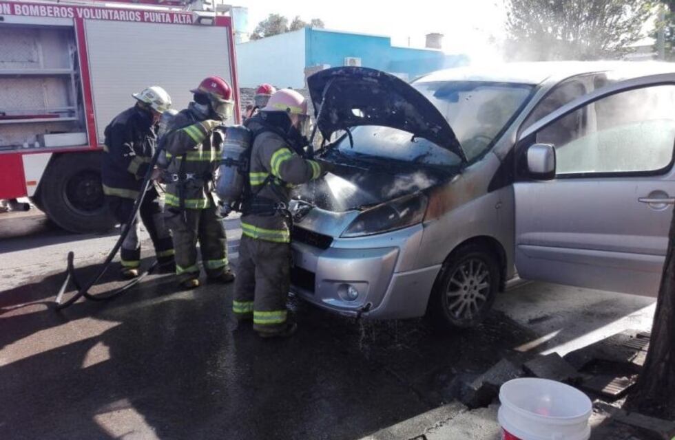 Punta Alta: se le incendió la camioneta mientras conducía