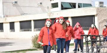 Las casas de cotillón no dan abasto vendiendo caretas de Dalí\u002E