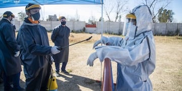 La Municipalidad de Rosario implementó el plan Detectar en busca de casos sospechosos de coronavirus en el barrio Los Pumitas\u002E (@munirosario)