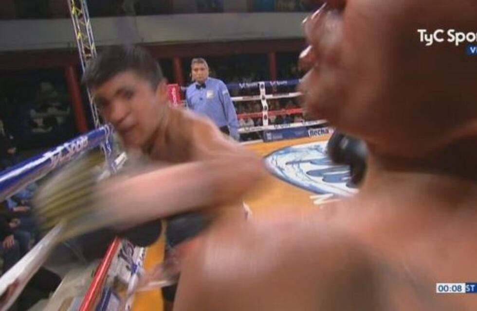 ¡Brutal nocaut! Quedó inconsciente y el árbitro pidió médico antes de terminar la pelea