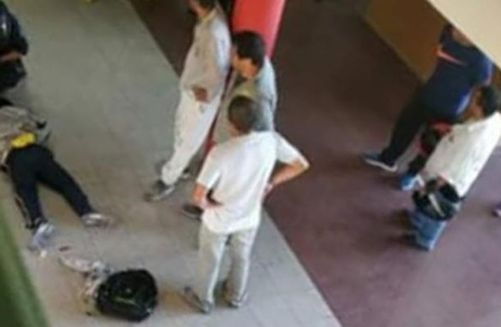 El padre del adolescente que apuñaló a la vicedirectora levantó cargos contra la profesora de Historia