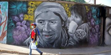 TEG0001\u002E COMAYAGUELA (HONDURAS), 29/08/2020\u002E- Vista general de un mural alusivo a la mujer indígena el 29 de agosto de 2020 en la ciudad de Comayagüela (Honduras)\u002E Proteger a mujeres maltratadas, desplazadas por la violencia o víctimas de trata de personas es el propósito de tres refugios secretos de la Asociación Calidad de Vida de Honduras -donde cada 23 horas es asesinada una mujer-, espacios que reclaman la aprobación parlamentaria de una normativa y presupuesto\u002E EFE/Gustavo Amador