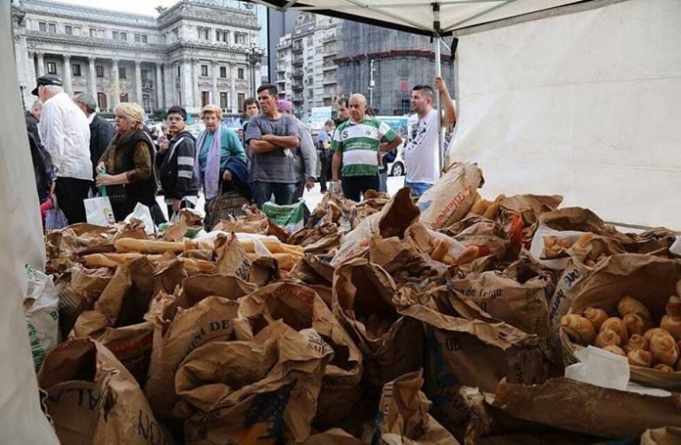 Continúa el "Panazo" en el Congreso y reparten 5 mil kilos de pan