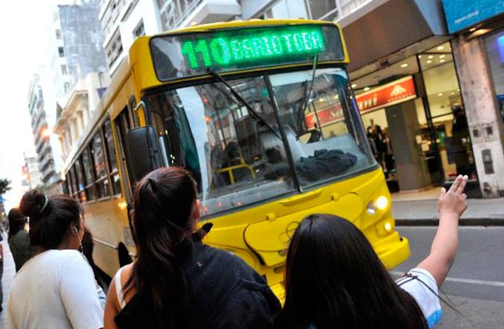Hace un año que el municipio no responde por qué 17 líneas de colectivo no funcionan de noche