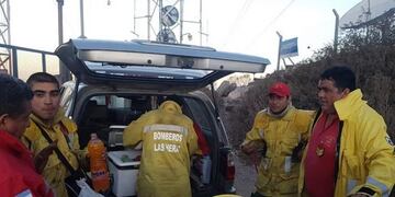Los Bomberos Voluntarios de Las Heras en plena acción sobre el Cerro Arco para afrontar el fuego, que luego tomó la zona\u002E