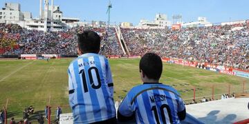 Imagen archivo\u002E Dos niños con camisetas de Messi siguen el entrenamiento abierto de la selección en Buenos Aires, Argentina, el 27/05/2018\u002E