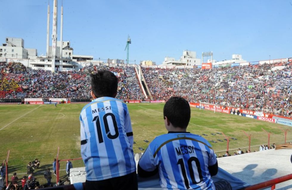 Los comerciantes ambulantes esperan aumentar sus ventas antes del debut de Argentina